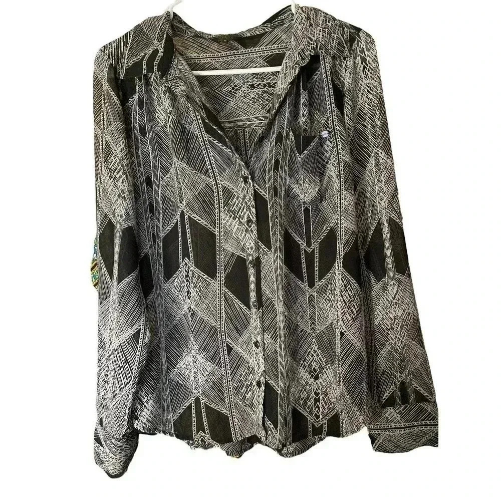 GUESS SIZE MEDIUM BLACK AND WHITE BUTTON DOWN SHIRT